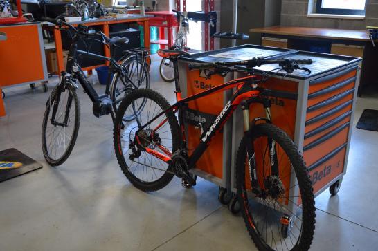 Vélos/cycles dans un garage