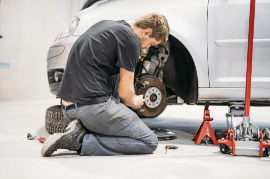 Poseur de pneus travaillant dans un garage