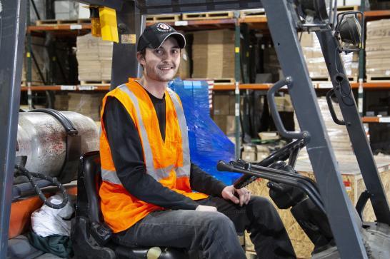 Magasinier dans un chariot élévateur