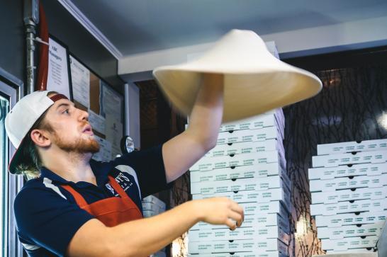 Pizzaiolo en train de préparer des pizzas