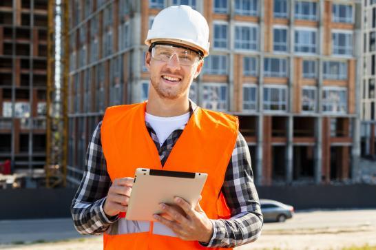 Homme sur chantier avec tablette
