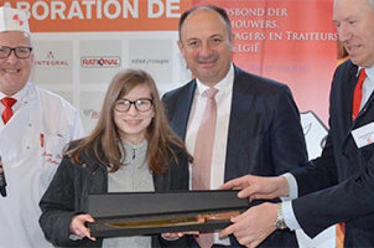 Delphine Braham du Centre IFAPME de Verviers qui reçoit le Couteau d'Or en présence du Ministre Borsus.