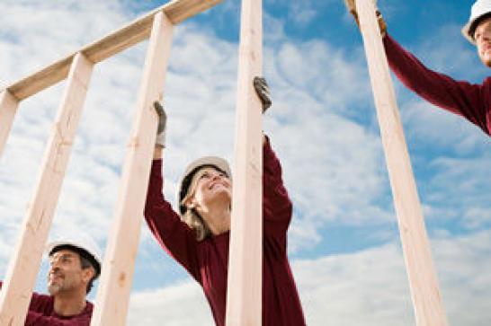 apprenants travaillant sur une structure en bois