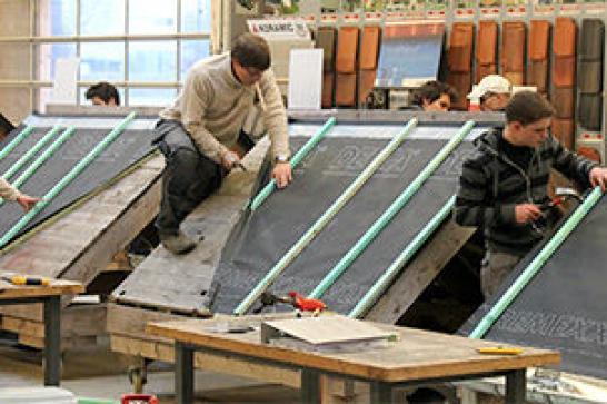 Des apprenants en formation de couvreur au Centre IFAPME de Gembloux