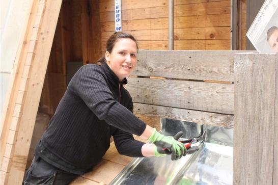 Fille travaillant sur toiture