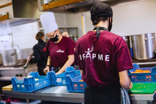 Apprenants en restauration cuisinent - Marathone de cuisine Centre IFAPME Luxembourg