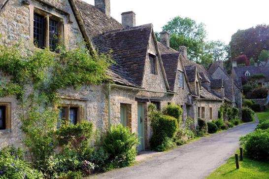 Maisons en pierre dans une petite rue verdoyante 