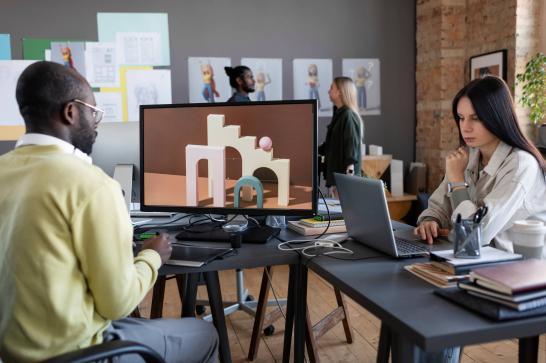 Concepteur d'animations 3D en train d'éditer des visuels 3D dans un bureau