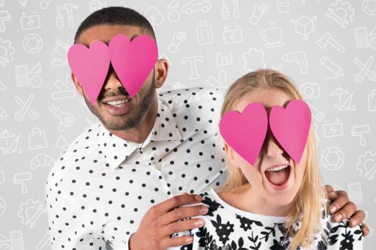 Photo d'un homme et d'une femme avec de gros coeurs roses sur leurs yeux