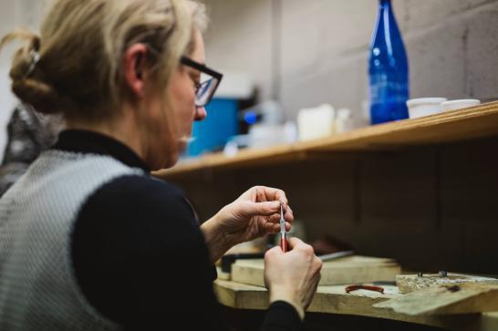 Bijoutière - Joaillière en train de confectionner un bijou de manière artisanale
