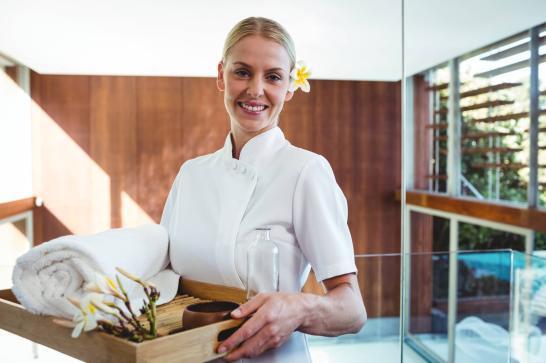 Spa praticienne portant apportant un kit de détente