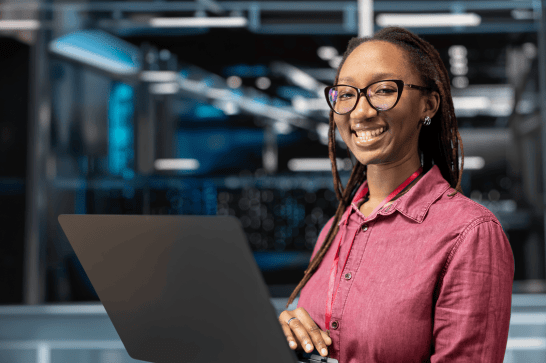 Experte en cybersecurite offensive en train de consulter son ordinateur