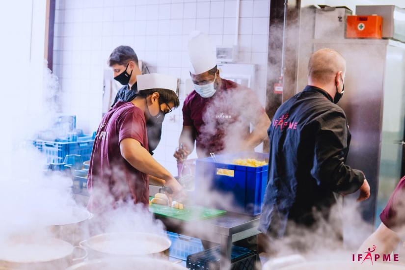 Apprenants-et-formateur-en-restauration-en-cuisine