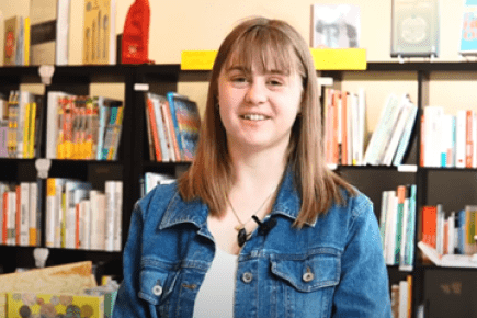 Après 4 ans de psychologie à l’université, Emilie ressent un besoin de plus de concrétude supporte mal la pression. La jeune femme a donc pris la décision de se réorienter en suivant la formation de libraire à l’IFAPME !