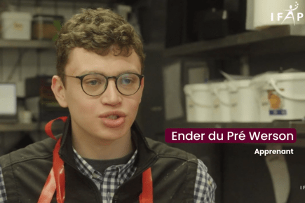 Photo de Ender qui regarde face caméra en parlant