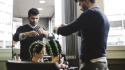 Coiffeur en train de s'entrainer face à un miroir