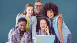 Groupe de jeunes autour d'un ordinateur