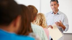 Formateur devant un groupe d'étudiants