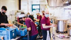 apprenants-en-restauration-travaillent-en-cuisine