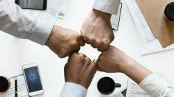4 poings qui se rejoignent en gage de collaboration