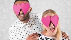 Photo d'un homme et d'une femme avec de gros coeurs roses sur leurs yeux