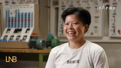 Photo de Mei-Line qui raconte son témoignage en tant qu'électricienne