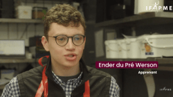 Photo de Ender qui regarde face caméra en parlant