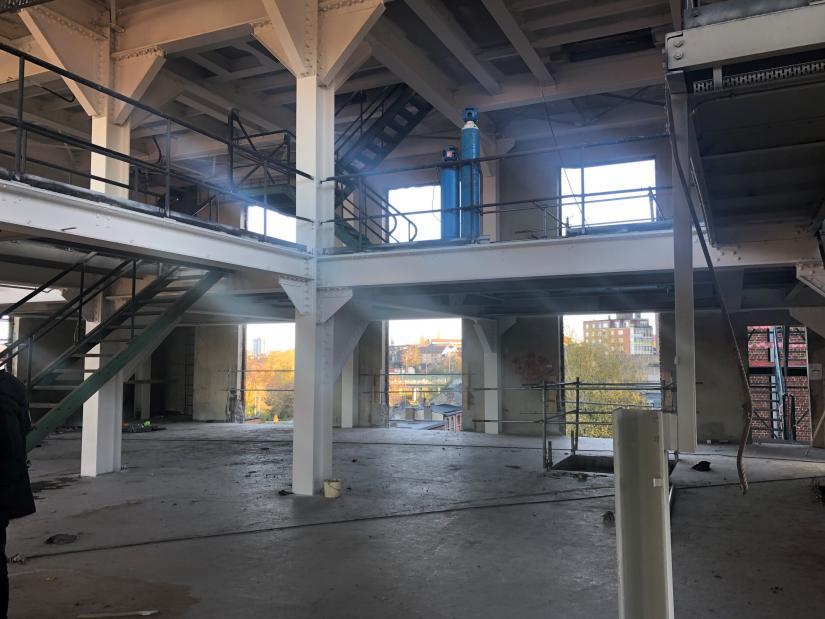 Ancien bâtiment industruiel rénové pour Centre de compétence Design Innovation à Charleroi 2021